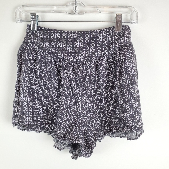 AMERICAN Eagle XS Pull on‎ Shorts Black & white print Ruffled trim - Picture 1 of 9